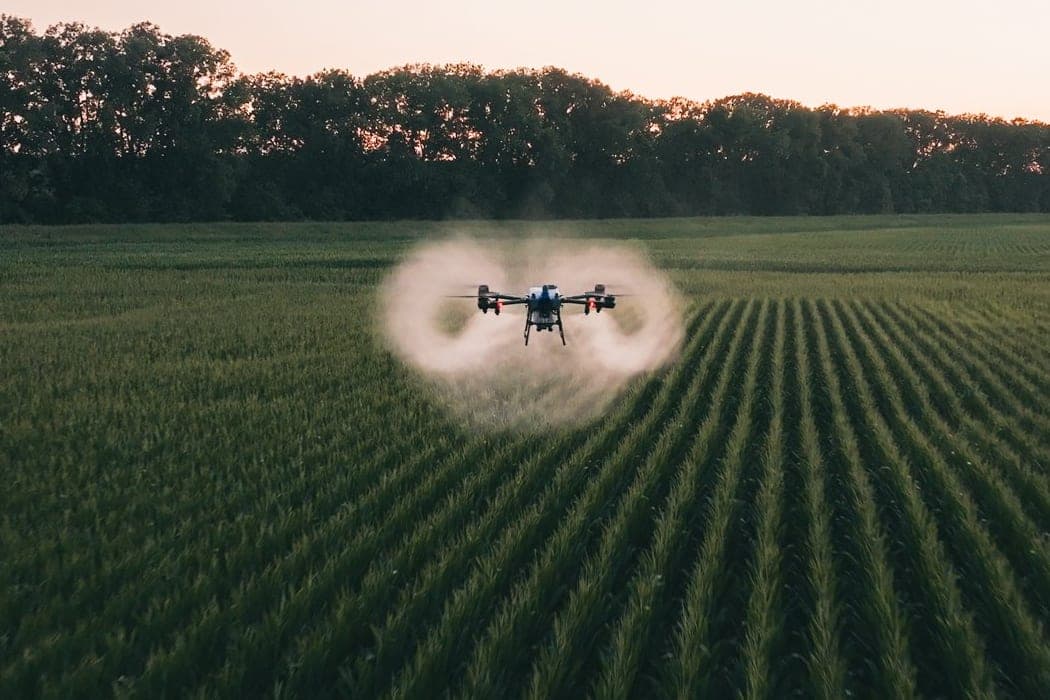 Drone agrícola EAVision J150 operando en el campo — imagen de presentación del producto