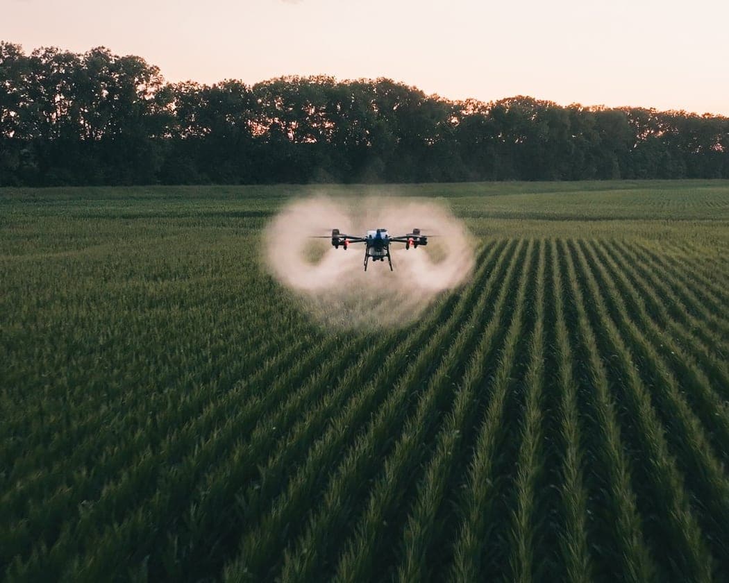 Drone agrícola EAVision J150 operando en el campo — imagen de presentación del producto